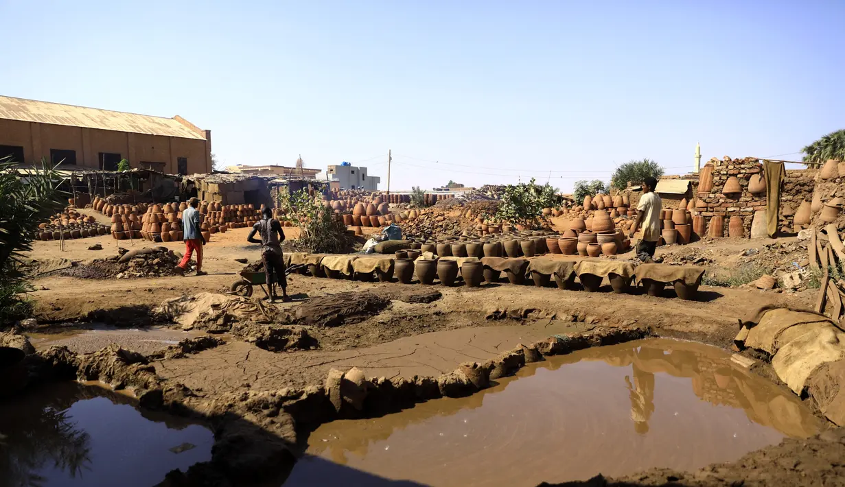 Sejumlah perajin tembikar Sudan bekerja di Khartoum, Sudan (20/10/2020). Para perajin tembikar di Sudan memanfaatkan tanah liat sisa banjir untuk membuat benda-benda kerajinan tersebut. (Xinhua/Mohamed Khidir)