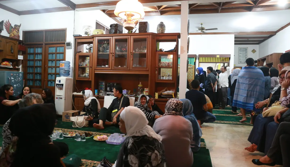 Berdasarkan Memes, sang ibu berjuang untuk kesembuhan penyakitnya sekitar tiga tahun. Tiga tahun menjalani perawatan jalan keluar masuk rumah sakit. Almarhum menderita penyakit stroke. (Adrian Putra/Bintang.com)