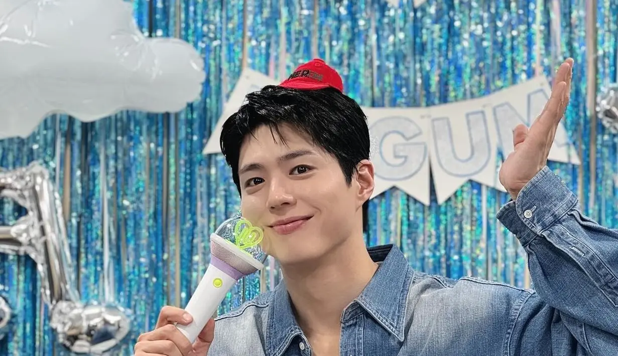 Selain memuji bakat Park Bo Gum yang luar biasa, pemilik nama asli Lee Ji Eun itu juga memuji sahabatnya ini. "Bahkan jika kalian melihatnya di layar dan berpikir ia sangat tampan, melihatnya secara langsung akan membuatmu terpesona," tuturnya. (Foto: Instagram/ bogummy)