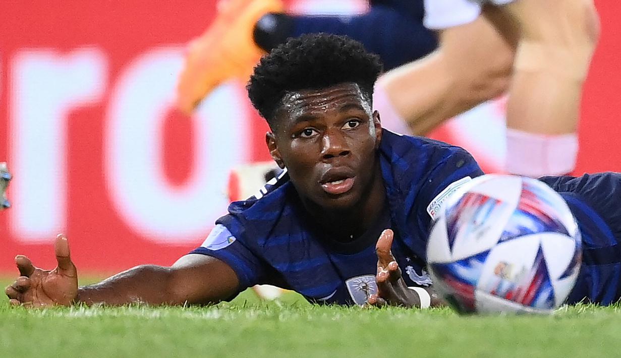 Aurelien Tchouameni. Gelandang bertahan berusia 22 tahun ini baru saja bergabung dengan Real Madrid pada awal musim 2022/2023 usai didatangkan dari AS Monaco. Musim ini ia telah tampil dalam 16 laga di semua ajang bersama Real Madrid dengan torehan 2 assist. Bersama Timnas Prancis ia telah mengoleksi 14 caps dengan torehan 1 gol sejak melakukan debut pada 1 September 2021. (AFP/Franck Fife)