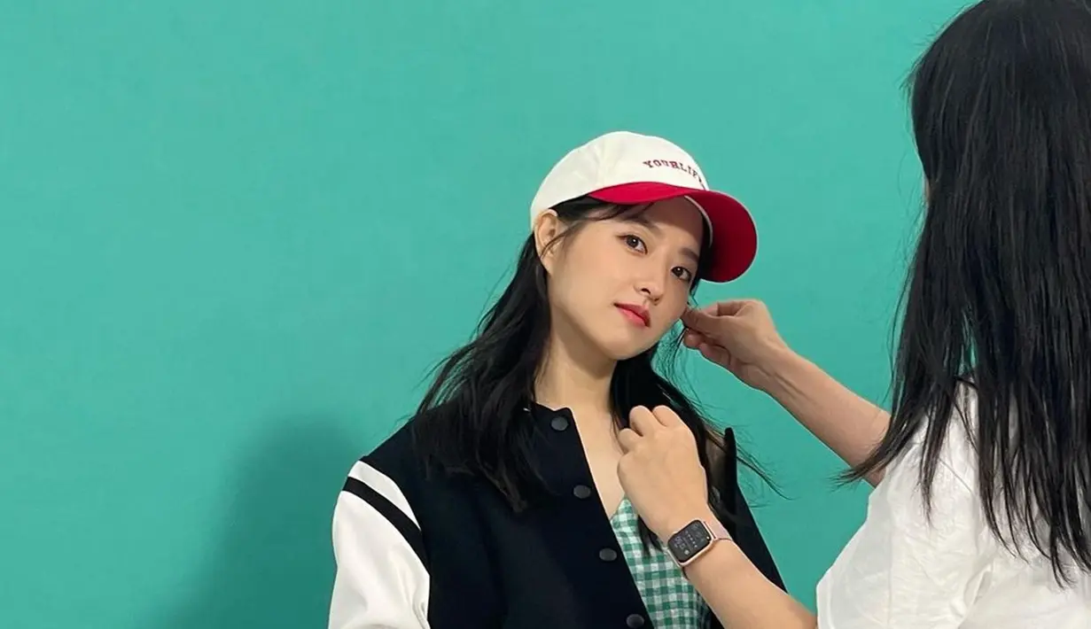 Seperti foto candid dan dengan senyum tipis yang dipamerkannya ke kamera, Park Bo Young tetap cantik dan imut. Identik dengan poni depan di setiap drakor yang dibintanginya, artis kelahiran Jeungpyeong, Korea Selatan ini bikin pangling ketika tampil tanpa poni depan dan rambut panjangnya yang tergerai indah. (Liputan6.com/IG/@boyoung0212_official)