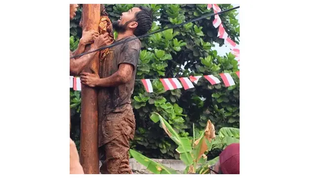 6 Potret Keseruan Teuku Wisnu Saat Ikut Lomba Panjat Pinang, Penuh Lumpur dan Oli