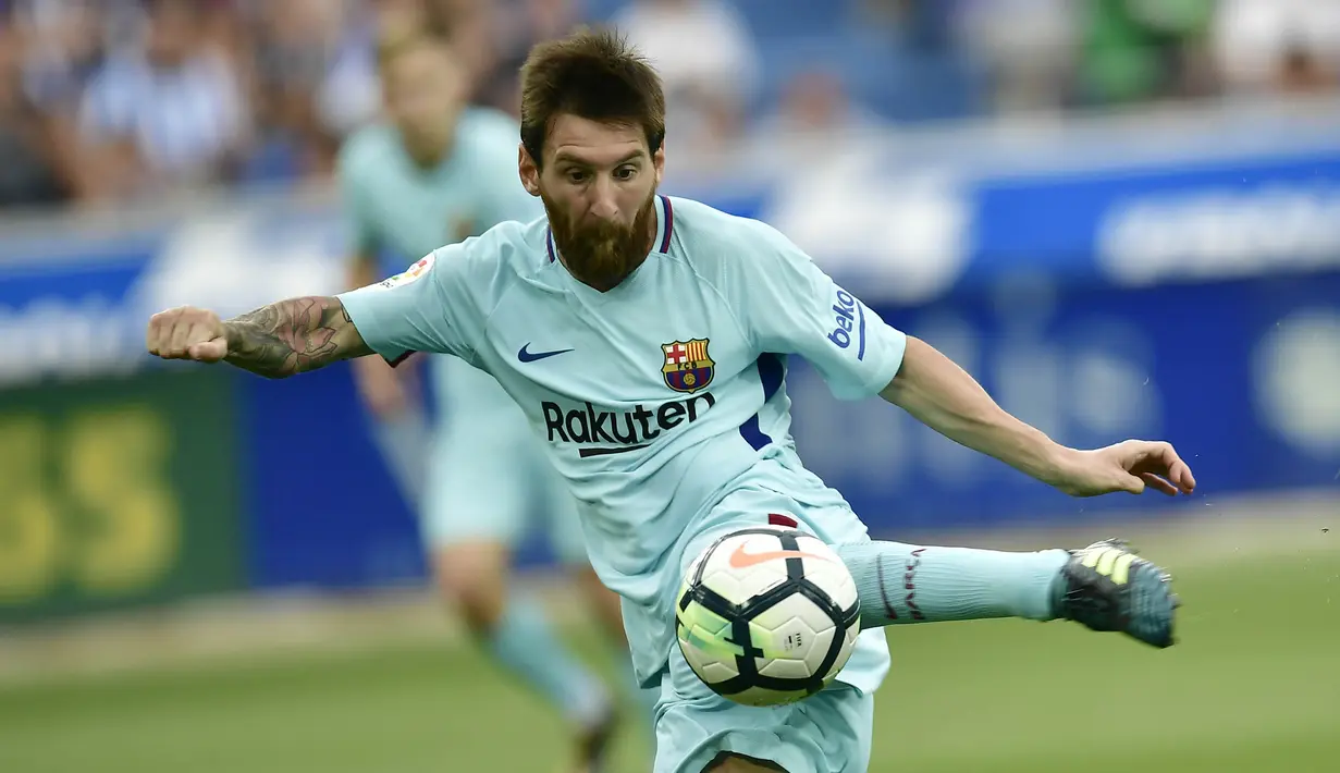 Striker Barcelona, Lionel Messi, melakukan tendangan saat pertandingan melawan Alaves pada laga La Liga di Stadion Mendizorrotza, Sabtu (26/8/2017). Barcelona menang 2-0 atas Alaves. (AP/Alvaro Barrientos)