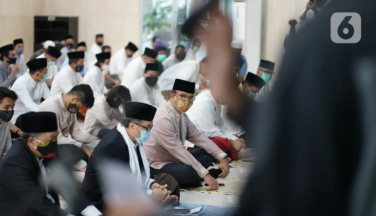 Gubernur DKI Jakarta Anies Baswedan saat melaksanakan salat Idul Adha di Masjid Fatahillah Balai Kota, Jumat (31/7/2020). Selain mengenakan masker, para jemaah juga harus mengambil jarak sekitar satu meter dari sisi kiri dan kanan. (Liputan6.com/Immanuel Antonius)