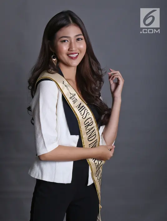 Runner up 1 Miss Grand Indonesia 2019 Cindy Yuliani berpose di Kantor KLY, Jakarta, Selasa (3/9/2019). Wanita kelahiran 13 Juli 1999 ini mulai terjun ke kontes kecantikan saat mengikuti ajang Jegeg Undiknas 2017. (Liputan6.com/Herman Zakharia)