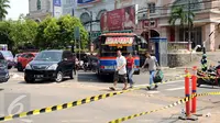 Sejumlah kendaraan dan pejalan kaki terpaksa harus memutar akibat penutupan ruas Jalan Wolter Monginsidi, Jakarta, Jumat (1/1/2016). Penutupan ini terkait robohnya salah satu papan reklame di sisi jalan tersebut. (Liputan6.com/Helmi Fithriansyah)
