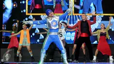 Kapten Gojigo memimpin goyang dua lima saat malam puncak HUT SCTV ke-25 di Istora Senayan, Jakarta, Senin (24/8/2015). Puluhan artis papan atas ikut meramaikan malam puncak HUT SCTV ke-25. (Liputan6.com/Helmi Fithriansyah)