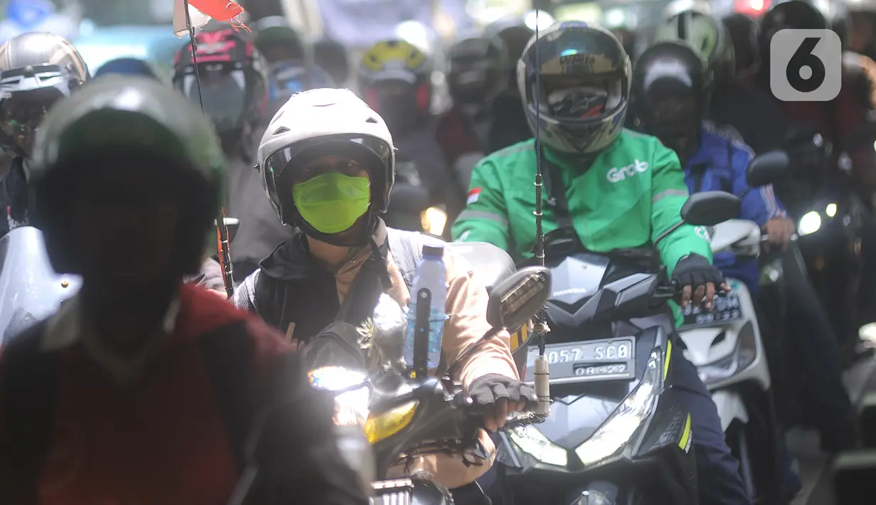 Pengendara motor melaju tersendat saat melintasi kolong jalan layang (flyover) Semanggi, Jakarta, Senin (16/3/2020). Meski Presiden Jokowi mengeluarkan imbauan masyarakat untuk bekerja di rumah, namun beberapa ruas jalan di Ibu Kota masih mengalami kemacetan. (merdeka.com/Arie Basuki)