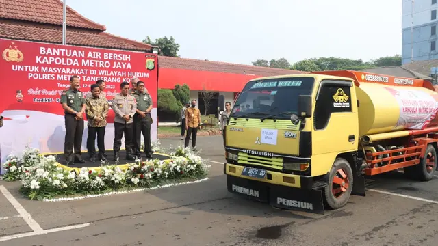Kapolda Metro Jaya Irjen Karyoto memberi bantuan pendistribusian air bersih ke masyarakat Tangerang di 24 lokasi.