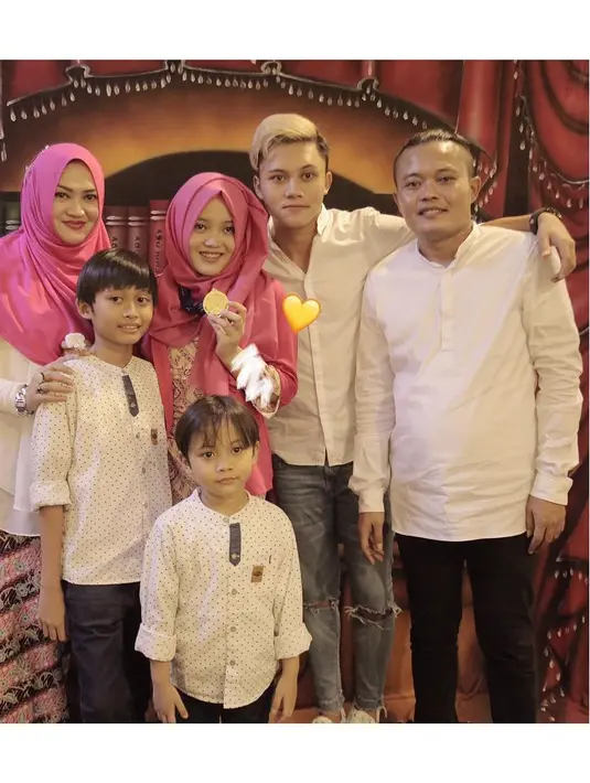 "Dia (Sule) menginginkan rumah tangganya utuh kembali, berjalan seperti biasa. Kalau pun ada salah beliau juga melontarkan permintaan maaf. Mereka sudah saling memaafkan, tapi perceraian itu sudah keputusan Ibu Lina," kata Abdurrahman. (ferdinan_sule)