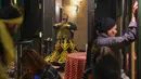 Usai berbuka puasa di bulan suci Ramadan, salah satu restoran di Damaskus, Suriah, menggelar pertunjukan yang lain dari biasanya, yakni tarian sufi. Tampak dalam foto, seorang penari bersiap di belakang panggung sebelum para darwis berputar menampilkan tarian Sufi di sebuah restoran selama pertunjukan yang diadakan setelah berbuka puasa selama bulan suci Ramadan 1447 Hijriah, di distrik bersejarah Damaskus, Suriah, Minggu 22 Februari 2026. (AP Photo/Ghaith Alsayed)