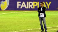 Pelatih Sriwijaya FC Widodo Cahyono Putro menyaksikan anak asuhnya menghadapi Arema FC pada 8 besar Piala Presiden di Stadion Manahan, Solo, Minggu (26/2/2017). Sriwijaya menyerah 0-1. (Liputan6.com/Helmi Fithriansyah)
