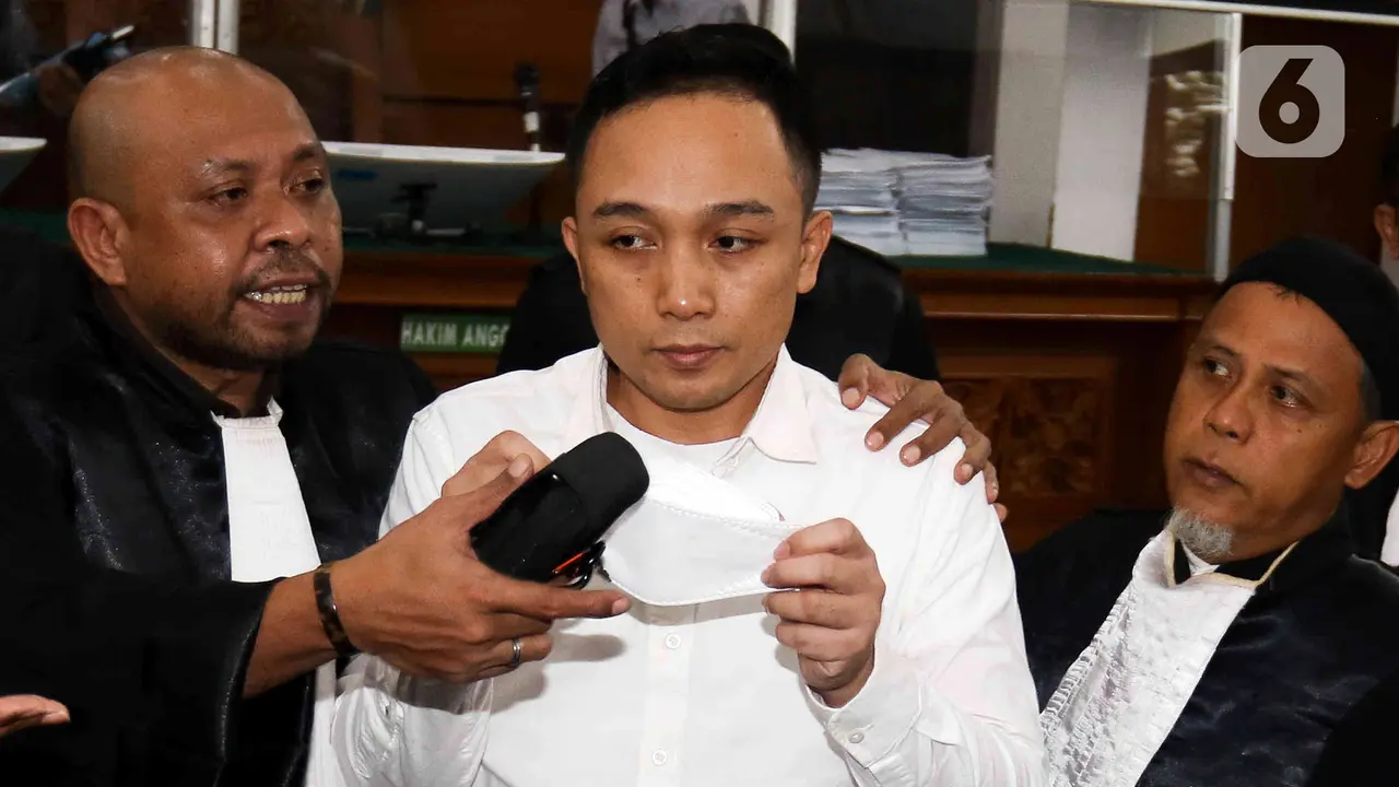 Wajah Datar Ricky Rizal Usai Divonis 13 Tahun Penjara