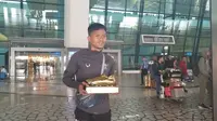 Penyerang Persita Tangerang Sirvi Arfani memamerkan gelar Sepatu Emas Liga 2 2019. (Liputan6.com/Pramita Tristiawati)