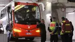 Sejumlah petugas tengah memeriksa bus tim Lyon setelah terjadi penyerangan oleh suporter Marseille jelang laga pekan ke-10 Liga Prancis 2023 di Stade Velodrome, Marseille, Prancis pada Minggu (29/10/2023). (AFP/Christophe Simon)