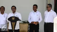 Seskab Pramono Anung memberikan keterangan saat pengumuman pergantian menteri Kabinet Kerja di Istana Negara, Jakarta, Rabu (27/7). Ada 9 nama baru yang masuk ke dalam Kabinet Kerja dan 4 menteri yang digeser posisinya. (Liputan6.com/Faizal Fanani)