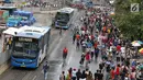 Bus Transjakarta melintasi Jalan Jendral Sudirman dan MH Thamrin ketika pelaksanaan car free day (CFD) di Jakarta, Minggu (11/2). Warga berolahraga atau sekadar berjalan-jalan di hari bebas kendaraan tersebut. (Liputan6.com/Immanuel Antonius)