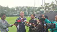 Pelatih Kamboja, Thomas Dooley berbicara kepada awak media di Lapangan A, Gelora Bung Karno, Jakarta, Rabu (30/9/2026). (Bola.com/Hery Kurniawan)