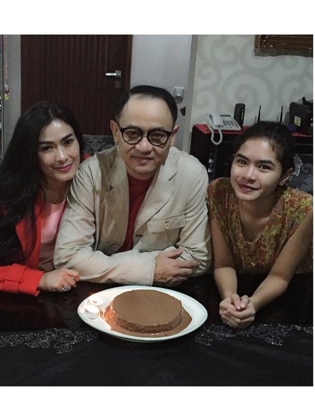 Jadi Ayah Sambung, Ini 6 Potret Kedekatan Suami Iis Dahlia dan Salshadilla