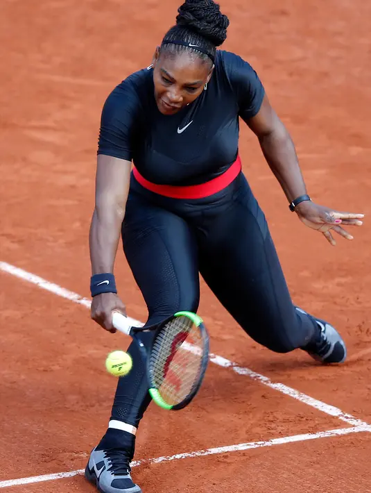 Serena Williams memukul bola saat melawan Krystina Pliskova pada turnamen Perancis Terbuka di stadion Roland Garros di Paris, Prancis (29/5). Serena menjalani laga pertamanya usai melahirkan seorang putri pada September 2017 silam. (AP / Michel Euler)