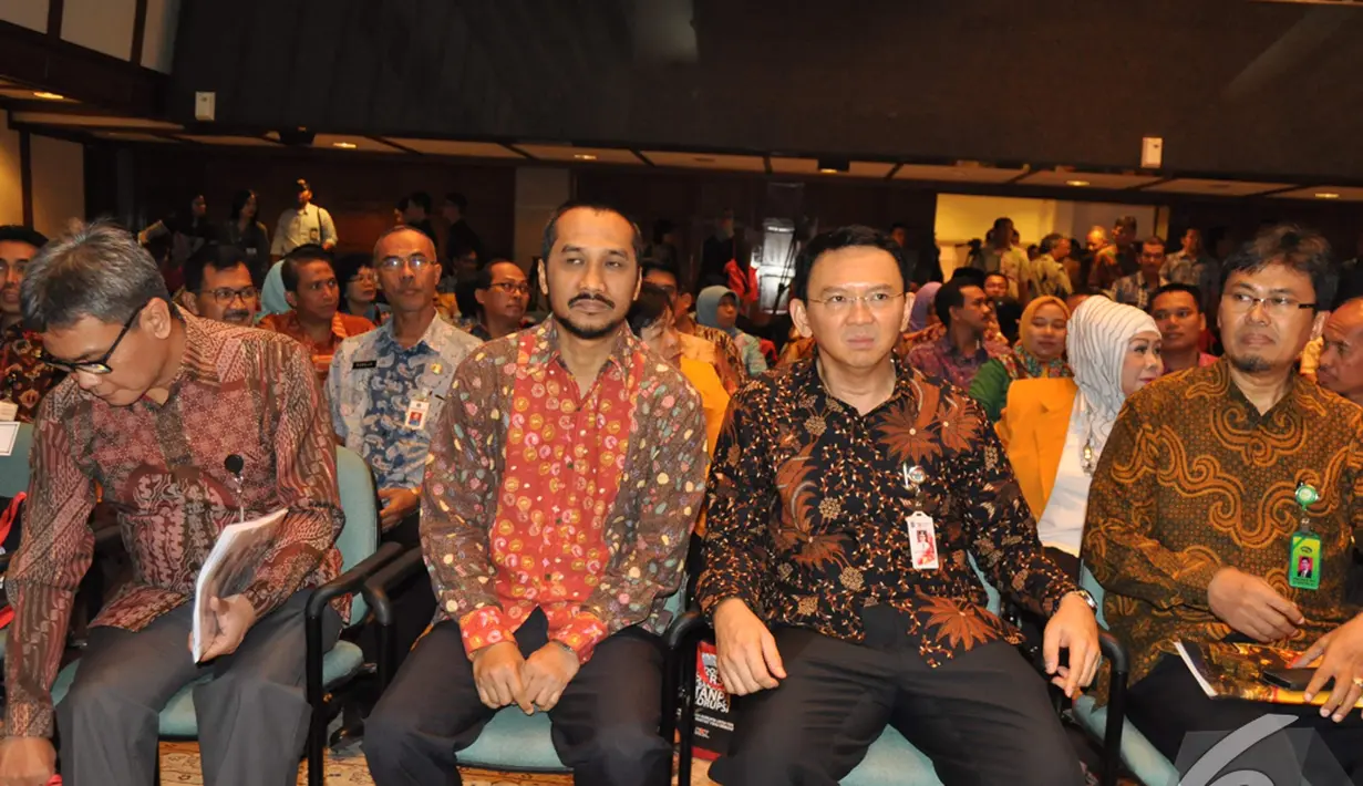 Ketua KPK Abraham Samad duduk bersebelahan dengan Basuki Tjahaja Purnama saat menghadiri Seminar Pencegahan Korupsi di Balai kota, Jakarta, Kamis (6/11/2014) (Liputan6.com/Herman Zakharia) 