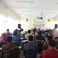 Sekitar 130 guru Pancasila di Garut tengah fokus mengikuti kelas jurnalis yang digelar MGMP – PPKN (Liputan6.com/Jayadi Supriyadin)