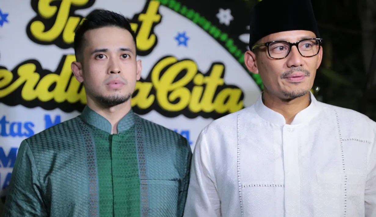 “Beliau pengusaha yang gigih dan disiplin. Dekat dengan masyarakat senang berbagi. Saya pernah saat itu ikut buka puasa bersama beliau di Banjarmasin dan ia suka memberi santunan pada fakir miskin,” lanjutnya. (Adrian Putra/Bintang.com)