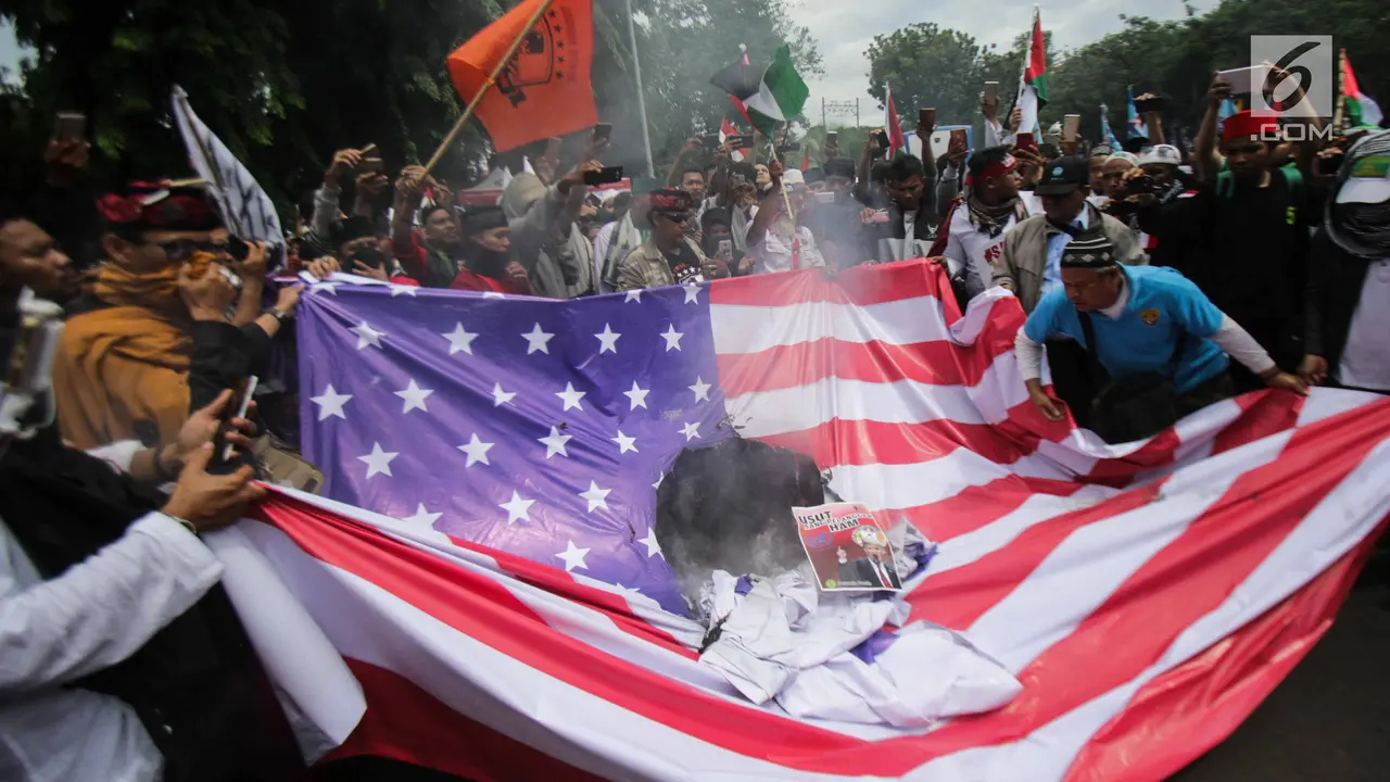 Bendera Amerika Dibakar di Depan kedubes AS