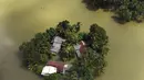 Foto udara yang diambil oleh AU Sri Lanka pada 28 Mei 2017 menunjukkan sejumlah rumah terendam banjir. Militer dan tim penyelamat Sri Lanka telah menggunakan kapal dan helikopter karena akses sulit ke beberapa daerah. (Sri Lanka Air Force via AP)