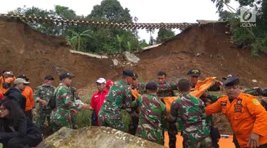 Tim gabungan dari TNI/Polri dan SAR sedang melakukan pencarian 5 korban yang tertimbun longsor di Kampung Maseng RT02/08, Desa Warung Menteng, Kecamatan Cijeruk, Selasa (6/2). (Liputan6.com/Achmad Sudarno)