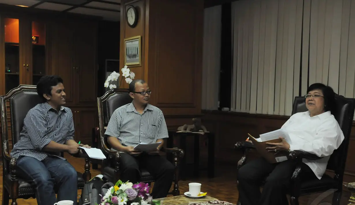Emerson Yuntho Koordinator Divisi Monitoring Hukum dan Peradilan (ICW) saat berbincang dengan Menteri Lingkungan Hidup dan Kehutanan, Siti Nurbaya, Jakarta, Jumat (5/12/2014). (Liputan6.com/Herman Zakharia)