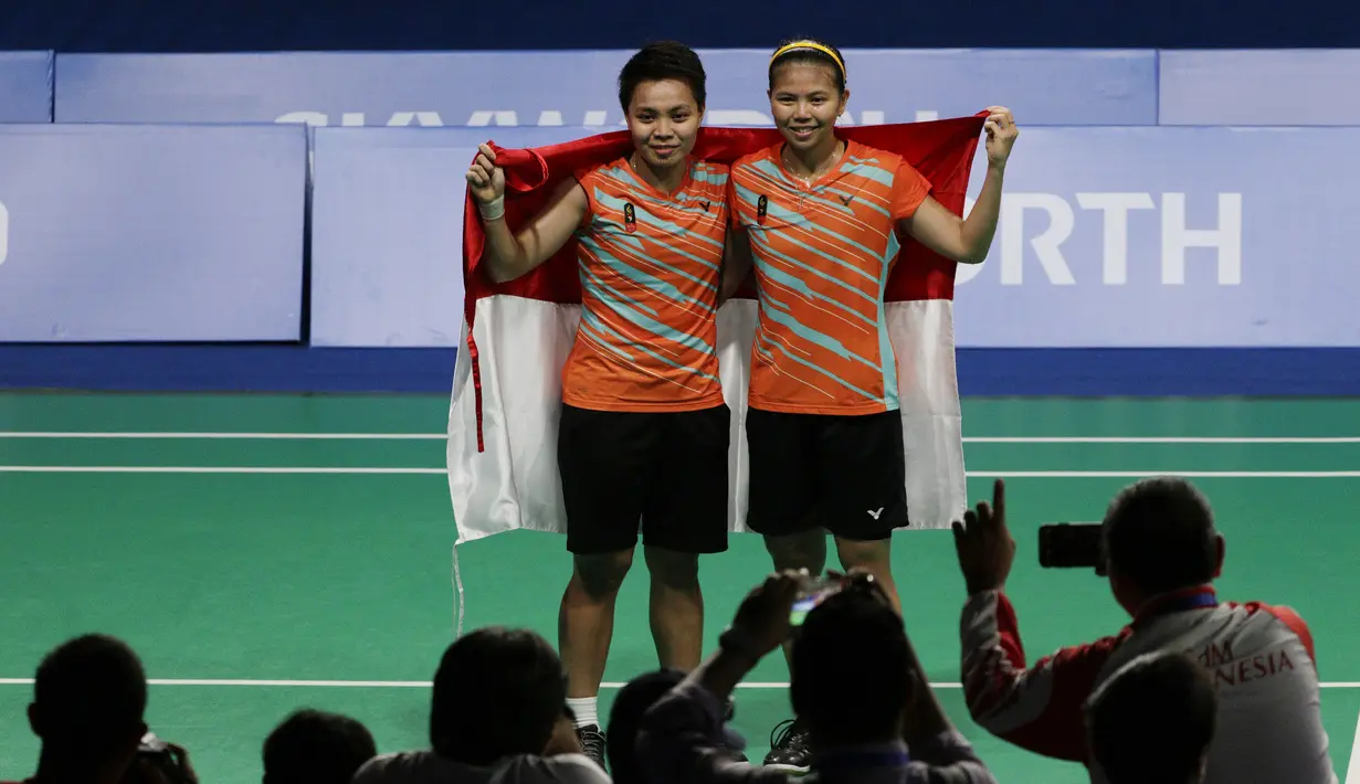 Ganda Indonesia, Greysia Polii / Apriyani Rahayu, melakukan selebrasi usai meraih emas pada final SEA Games 2019 di Muntinlupa Sports Complex, Manila, Senin (9/12). Pasangan Indonesia menang 21-3 dan 21-8 atas wakil Thailand. (Bola.com/M Iqbal Ichsan)