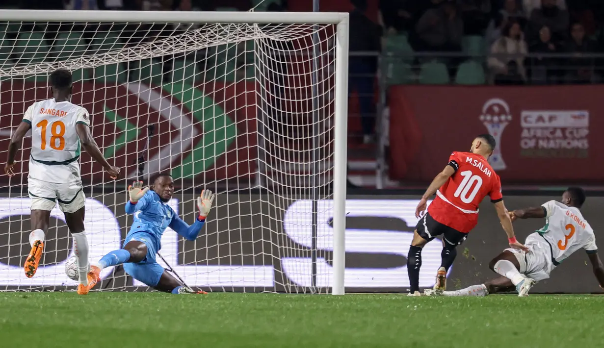 Selain itu, Mohamed Salah juga berhasil mencetak gol pada menit ke-52 setelah sukses mengkonversi umpan trivela Emam Ashour. (AFP/Franck Fife)