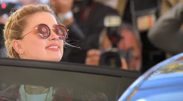 Aktris AS Amber Heard masuk ke dalam mobil saat tiba untuk menghadiri malam pembukaan Festival Film Cannes ke-72 di Prancis (13/5/2019). Mantan istri Johnny Depp ini tampil gaya dengan kaos putih, skinny jeans dan jaket multi-warna, dihiasi dengan jumbai berbulu.
(AFP Photo/Loic Venance)