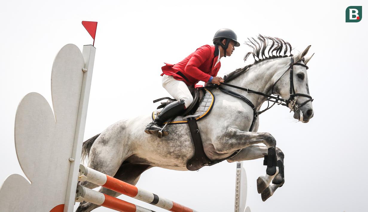 Atlet berkuda tim DNV Equestrian, Nusrtdinov Zayan Fatih beraksi pada nomor Show Jumping 90 cm saat ajang Solidarity Equestrian Challange 2022 yang berlangsung di Jakarta International Equestrian Park, Jakarta Timur, Minggu (30/01/2022). (Bola.com/Bagaskara Lazuardi)