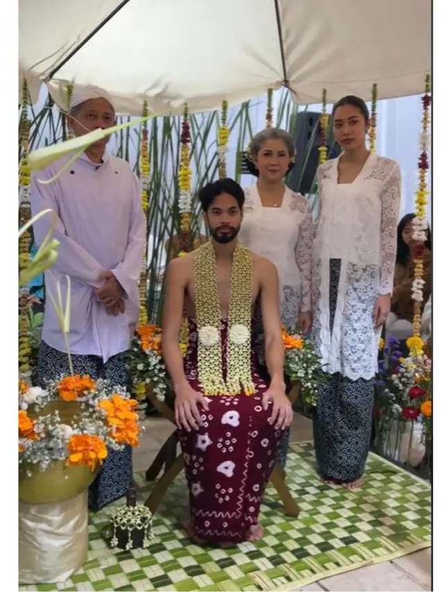 6 Potret Widi Vierratale di Siraman Jelang Nikah Sang Adik, Pakai Kebaya Putih