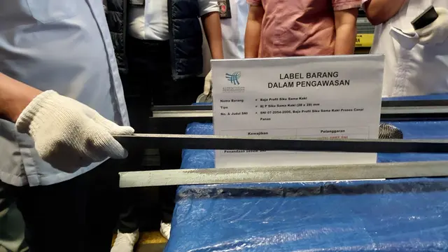 Menteri Perdagangan Zulkifli Hasan kembali menyita terhadap produk besi baja siku di Cikarang Utara, Kamis (26/9/2024). (Foto: Liputan6.com/Arief RH)