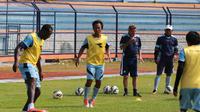 Stefan Hansson tampak mengawasi para pemain Persela dalam latihan persiapan kontra PSM. (Bola.com/Fahrizal Arnas)