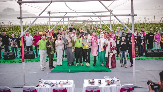 Bupati Jember Hendy Siswanto (Tengah) disela- sela pembukan Festival JKCT 2022 (Istimewa)