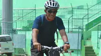 Pelatih kiper Arema, Yanuar Hermansyah dengan sepeda andalannya. (Bola.com/Iwan Setiawan)