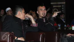 Musisi Ahmad Dhani (kanan) berbincang dengan CEO Kopi Pak Belalang Zaini Hassan saat di Jakarta, Kamis (24/3).Dalam peluncuran perdananya di indonesia kopi pak belalang menggaet musisi ternama ahmad dani. (Liputan6.com/Helmi Afandi)