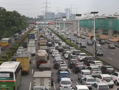 Kendaraan terjebak kemacetan di Tol Jagorawi, Jakarta, Selasa (29/11). Untuk mengurangi kepadatan, PT Jasa Marga (Persero) Tbk akan memberlakukan sistem transaksi terbuka di Jalan Tol Jagorawi mulai Juni 2017 mendatang. (Liputan6.com/Immanuel Antonius)