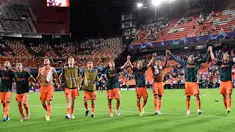 Para pemain Ajax Amsterdam berselebrasi menyapa para suporter usai pertandingan melawan Valencia pada grup H Liga Champions di stadion Mestalla, Spanyol (2/10/2019). Ajax menang telak 3-0 atas Valencia. (AFP Photo/Javier Soriano)