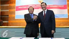 Menko Bidang Kemaritiman Luhut B. Pandjaitan (kanan) berjabat tangan dengan Rizal Ramli ketika mengikuti serah terima jabatan (sertijab) Menko Bidang Kemaritiman di Gedung BPPT, Jakarta, Kamis (28/7). (Liputan6.com/Angga Yuniar)