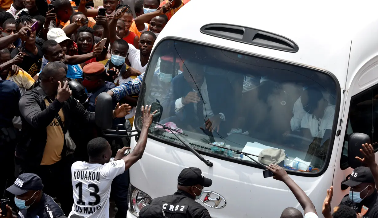 Legenda Chelsea, Didier Drogba, menyapa pendukungnya saat akan mengajukan pencalonannya untuk menjadi presiden federasi sepakbola Pantai Gading di Abidjan, Minggu (2/8/2020). Pria berusia 42 tahun itu akan bersaing dengan empat calon lainnya. (AFP/Sia Kambou)