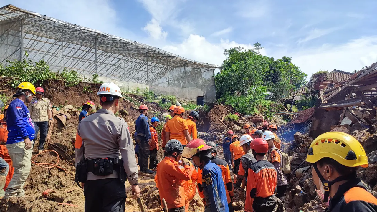 Tebing Setinggi 8 Meter Longsor dan Timpa Rumah Warga