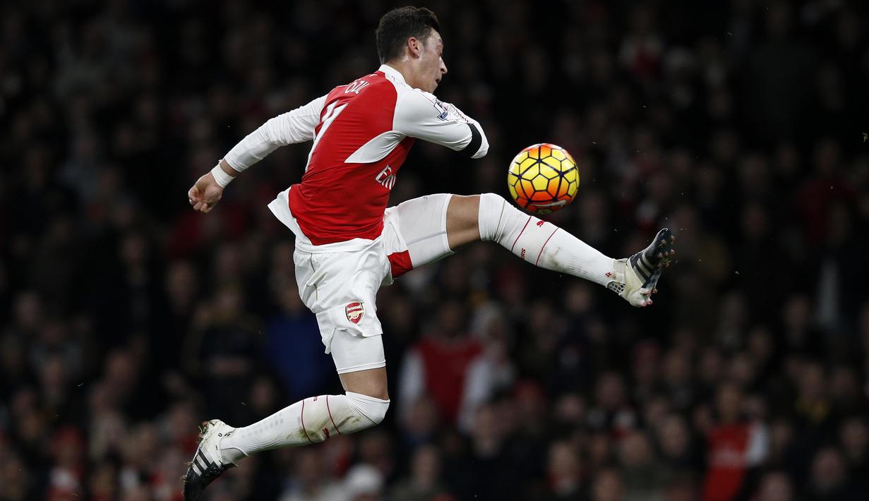 Pemain Arsenal, Mesut Ozil menambah pundi gol bagi Arsenal saat bersua Watford pada lanjutan liga Inggris pekan ke-3 di Vicarage Road Stadium (27/8/2016). Arsenal menang 3-0.(AFP/Adrian Dennis)