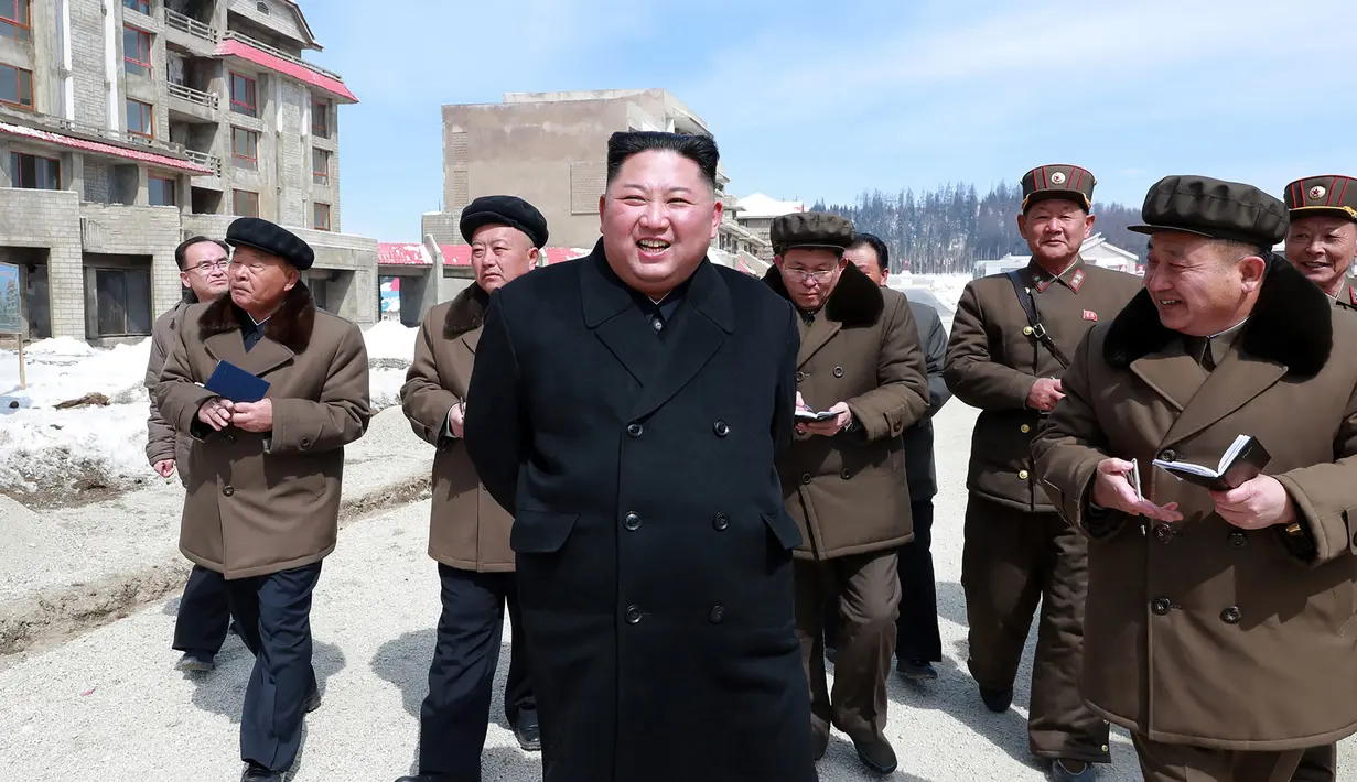 Pemimpin Korea Utara Kim Jong-Un saat meninjau kabupaten Samjiyon County di Provinsi Ryanggang yang berbatasan dengan China, (4/4). (AFP Photo/KCNA VIA KNS)