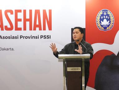 Ketua Umum PSSI, Erick Thohir, memberikan sambutan dalam acara sarasehan dengan Asosiasi Provinsi (Asprov) PSSI yang berlangsung di Jakarta, Minggu (19/3/2023). Dalam kesempatan tersebut PSSI ingin mendengar apa permasalahan sepak bola yang ada di provinsi. (Dok.PSSI)