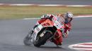 Pebalap Moto GP, Andrea Dovizioso melewati tikungan saat trek basah pada balapan MotoGP San Mariono di Sikuit Marco Simoncelli, Misano Adriatico, Italia (10/9/2017). Dovizioso finis posisi ketiga. (AP/Antonio Calanni)